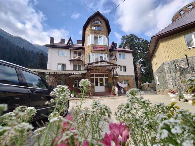 Домбай Айс Черри (пос. Домбай) / Фаворит (пос. Архыз)