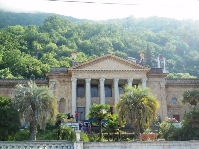 Где каждый лепесток — капля света